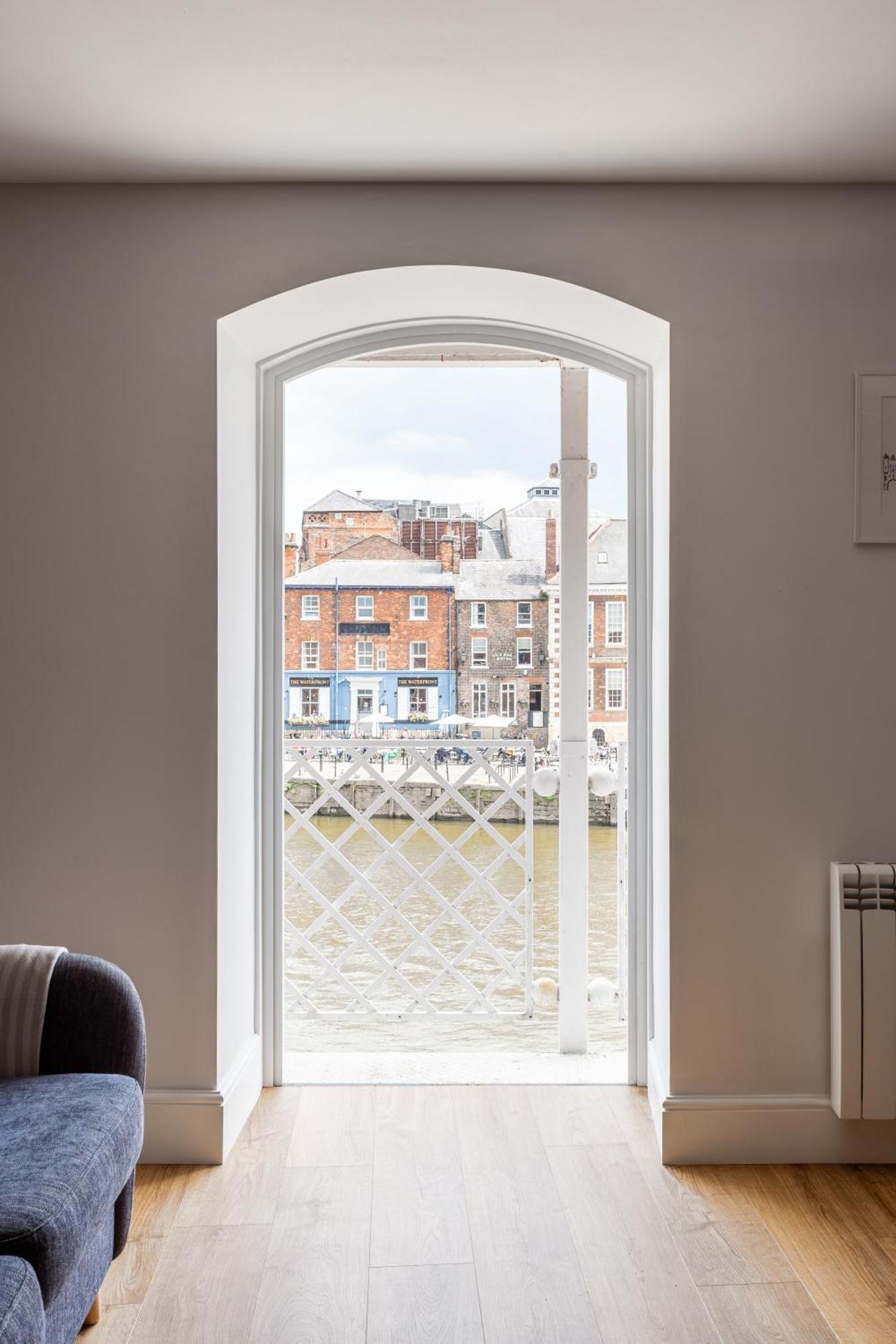 Luxury Apartment Woodsmill View - On The River - With Balcony - Recently Refurbished Йорк Екстериор снимка